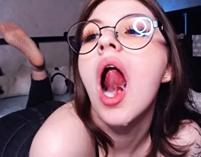 Horny College Girl Filled Her Mouth with Cum and Swallowed Easily!