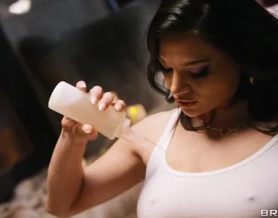Experienced Small Hands Fucks Mona Harder Than the Young Guys!