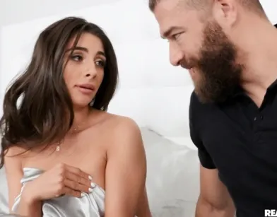 Quick Sex With Gorgeous Girl Shows Fading Feelings!