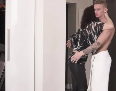 Just Waiting for Friend & Accidentally Fucked His Hot Mom!