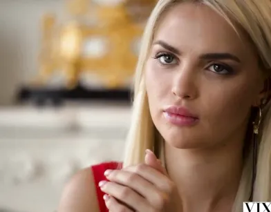 American Girl in Paris Finds a Hot Lover in Minutes!